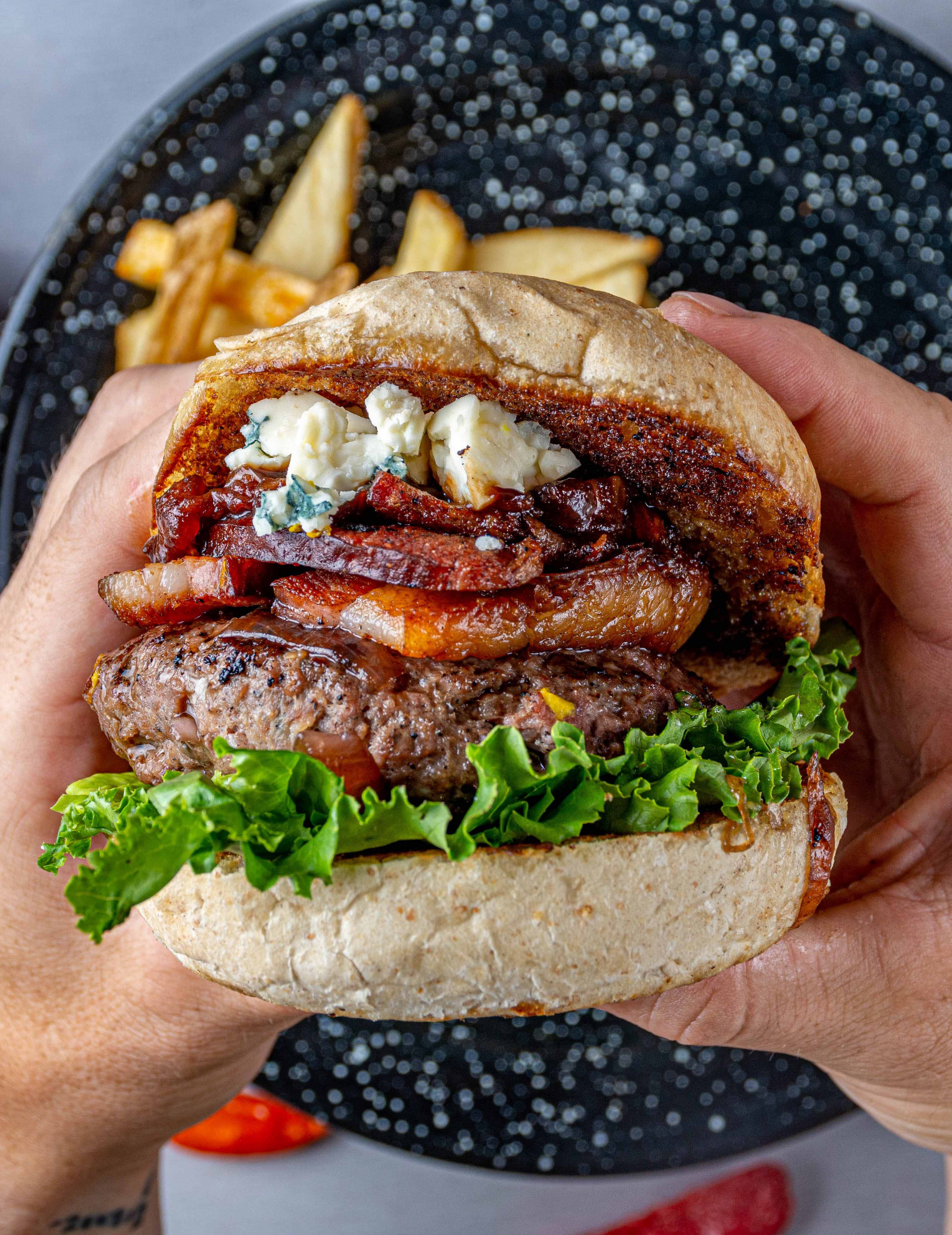 HAMBURGUESAS DE TERNERA RELLENAS DE QUESO Y PIMIENTOS CARAMELIZADOS