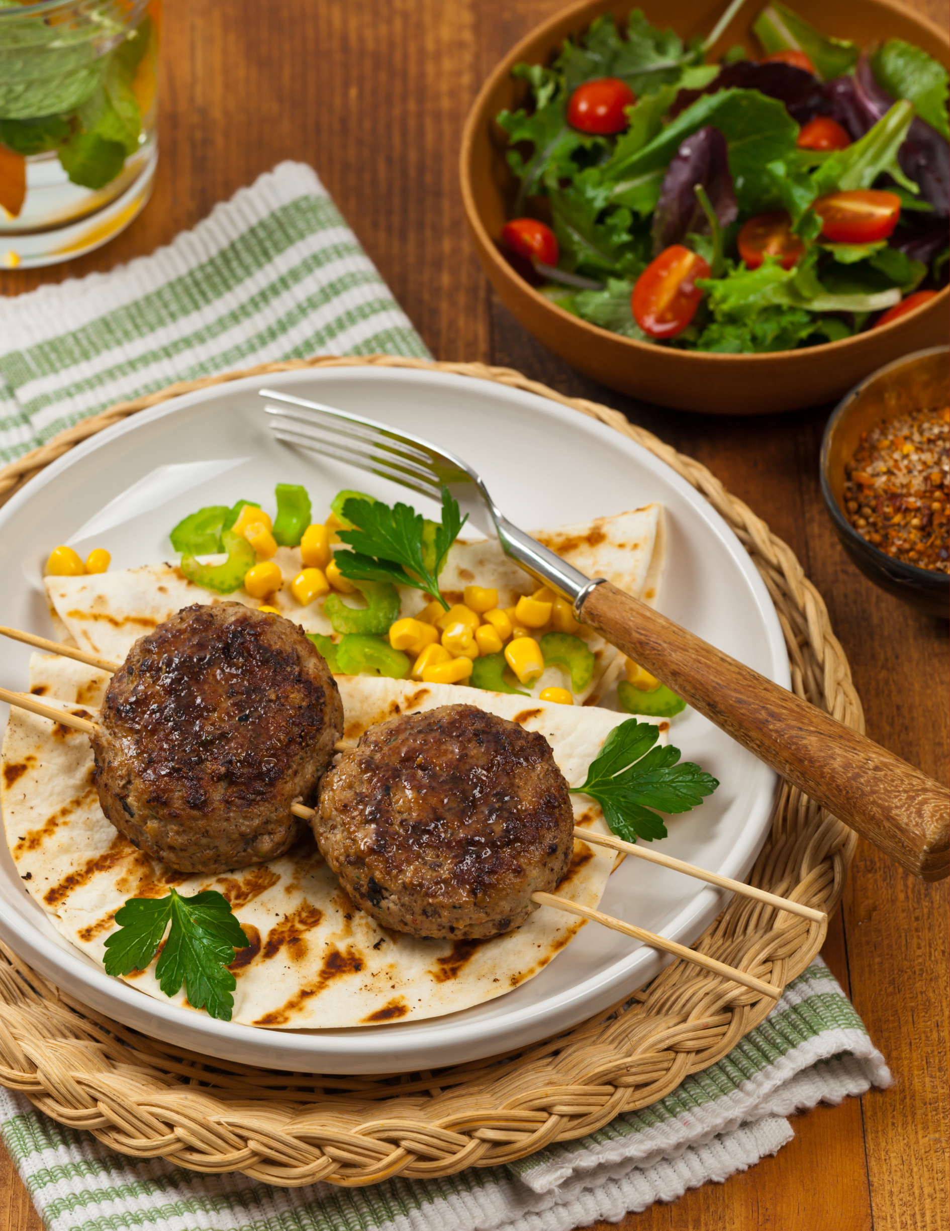 HAMBURGUESAS DE TERNERA RELLENAS DE QUESO Y PIMIENTOS CARAMELIZADOS