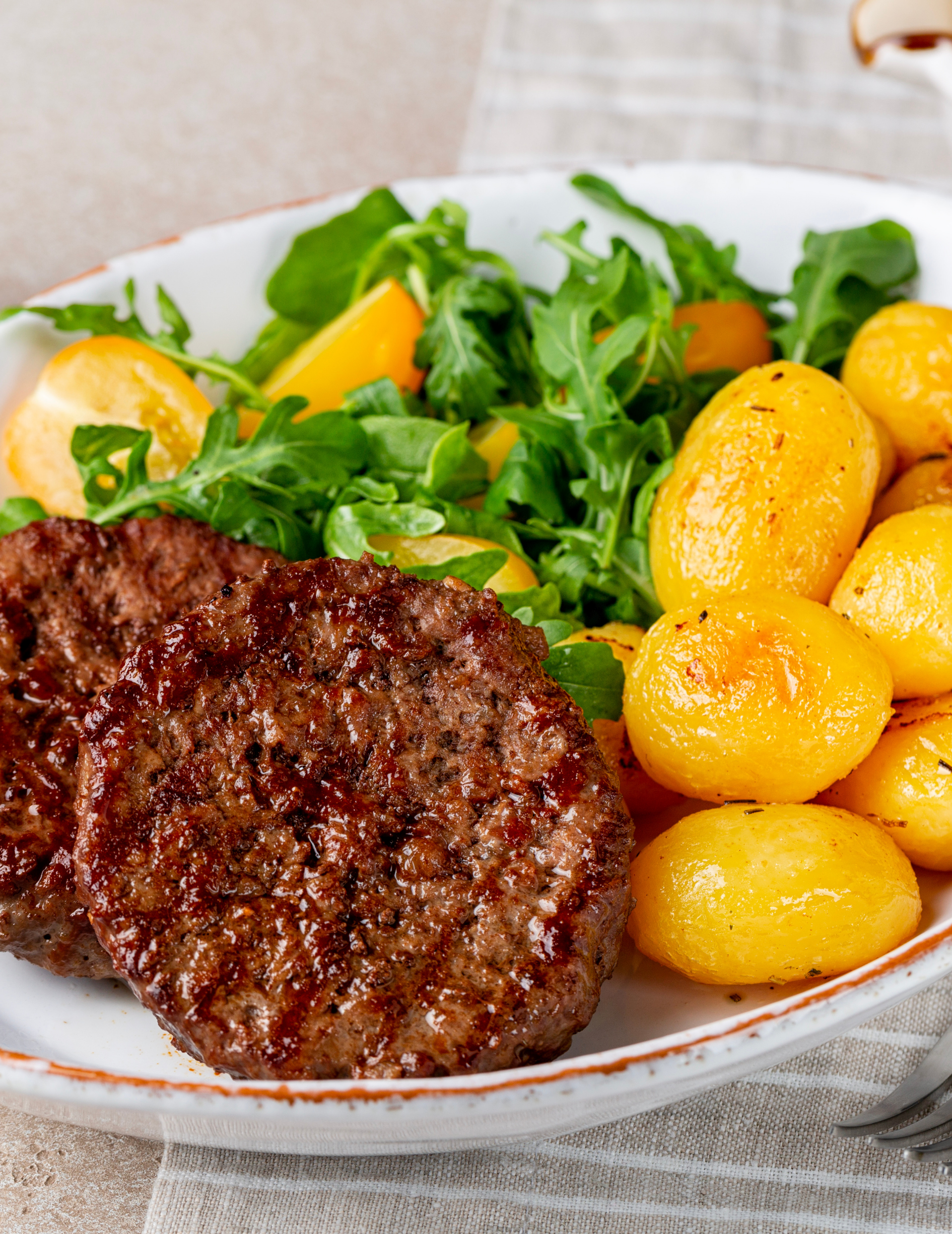 HAMBURGUESAS DE TERNERA RELLENAS DE QUESO Y PIMIENTOS CARAMELIZADOS