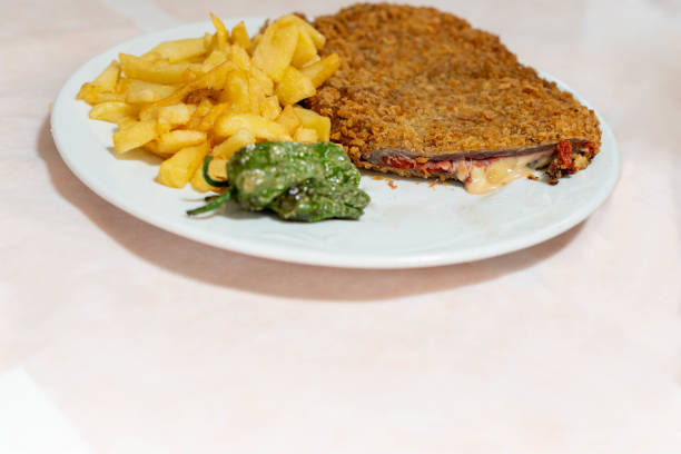 CACHOPO DE TERNERA RELLENO JAMON, QUESO Y PIMIENTOS CARAMELIZADOS